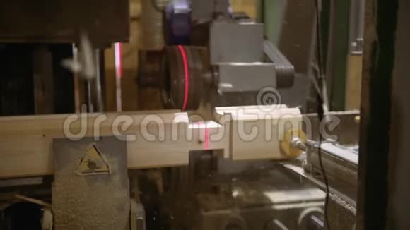 锯木工机在锯木厂制造木材块的溜槽视频的预览图