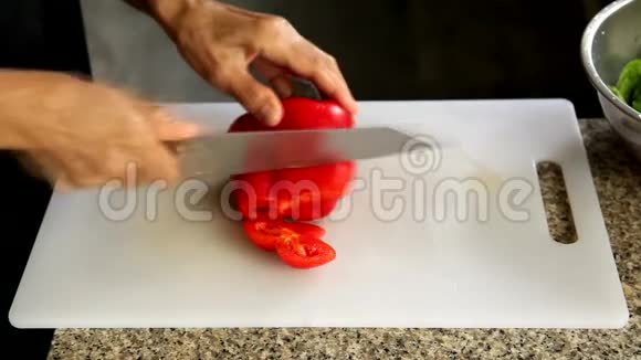 女人在厨房里用手切甜椒视频的预览图