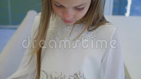 可爱的小女孩手里拿着野花的肖像视频的预览图