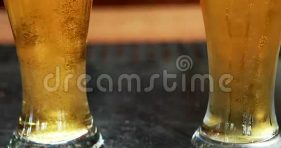 提供两杯冰镇啤酒视频的预览图