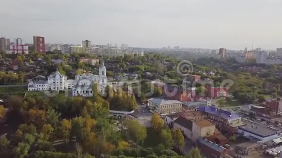 从教堂的无人机上看剪辑城市寺庙的俯视图市中心的大教堂视频的预览图