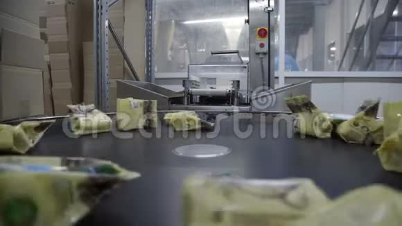 工厂生产小屋奶酪乳制品的生产输送机上的奶制品视频的预览图