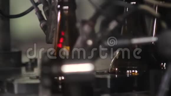 电子产品检查瓶子的质量视频的预览图