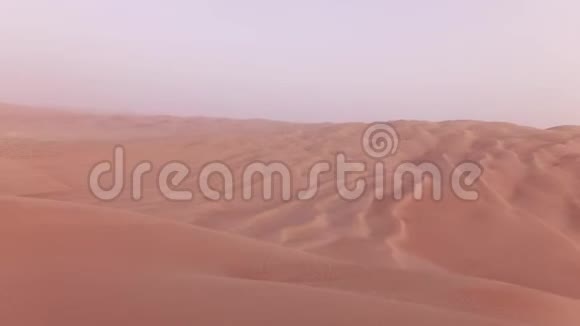 有游客的越野车从RubalKhali沙漠中的一个高沙丘上降落视频的预览图