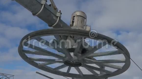 蓝天背景滑雪电梯吊线系统金属滑轮机构的详细介绍视频的预览图
