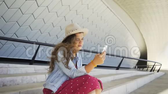 有智能手机的女人坐在街上视频的预览图
