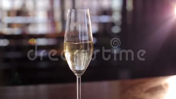 镜子背景上的香槟特写视频的预览图