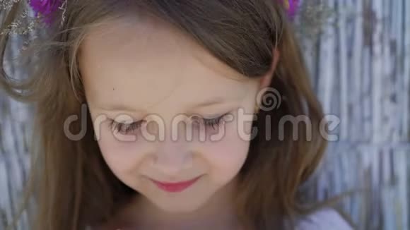 明亮海湾酒吧一个蓝眼睛的小女孩对着镜头微笑4公里视频的预览图