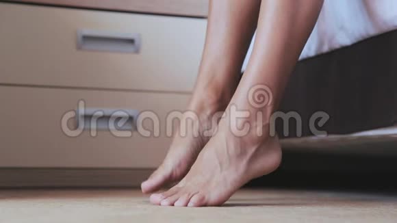 晨特写女足在卧室踮起脚尖走路性感的赤脚女士漂亮的脚趾甲移动微妙视频的预览图