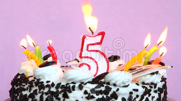5年生日蛋糕和蜡烛放在粉色背景上视频的预览图