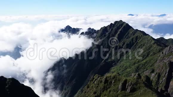 在越南萨帕的云层中可以看到山脉的一段时间视频的预览图