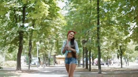 在公园里散步的年轻女人美式风格视频的预览图