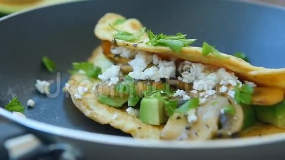 煮熟的蘑菇和山羊奶酪煎蛋卷视频的预览图