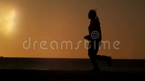户外健身跑步女子在日出日落时在公园跑步视频的预览图
