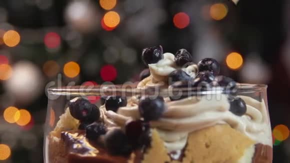 糖果注射器把奶油放进一个有煎饼的碗里视频的预览图