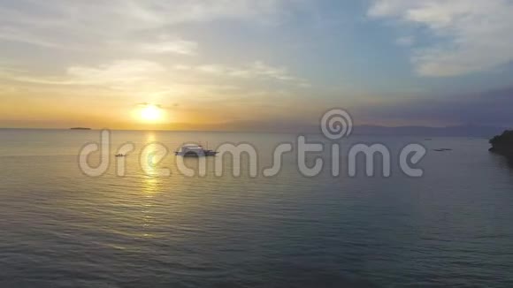 空中美丽的热带海洋日落景观视频的预览图