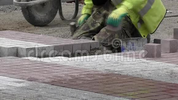 人行道铺设瓷砖的过程视频的预览图