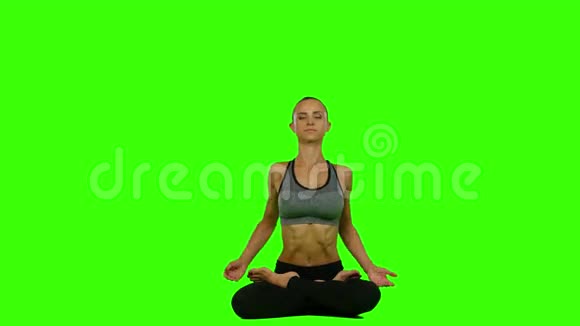 做瑜伽冥想的女人绿色屏幕视频的预览图