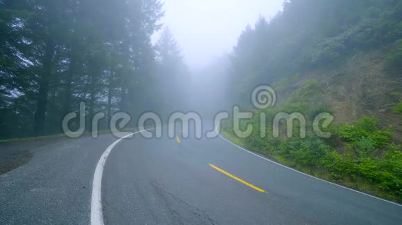 在雾蒙蒙的白天寂寞的街道穿过大自然视频的预览图