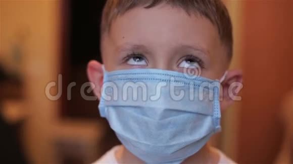 医院里一个戴眼镜和面具的男孩的特写视频的预览图