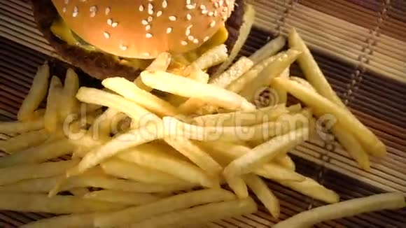 炸土豆和一个巨大的汉堡视频的预览图