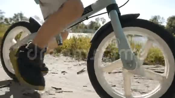 骑自行车的小男孩视频的预览图
