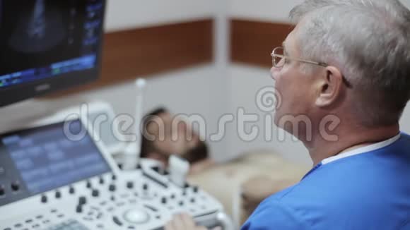 医生放射科医生用超声波检查男性病人的腹部视频的预览图