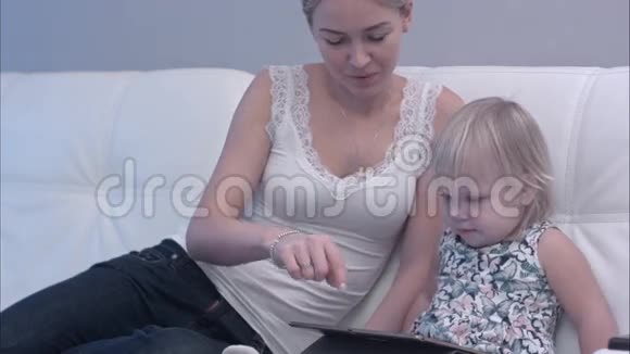 母亲教孩子如何使用药片视频的预览图
