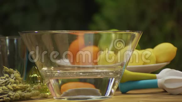 玻璃碗里的水视频的预览图