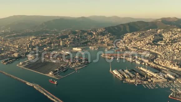 晚上热那亚的海港和城市景观航空意大利视频的预览图
