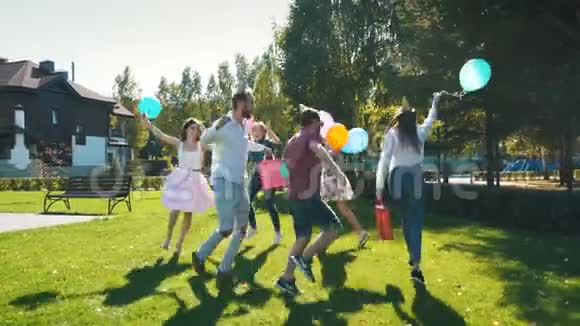一群朋友围着生日男孩跳节日舞会视频的预览图
