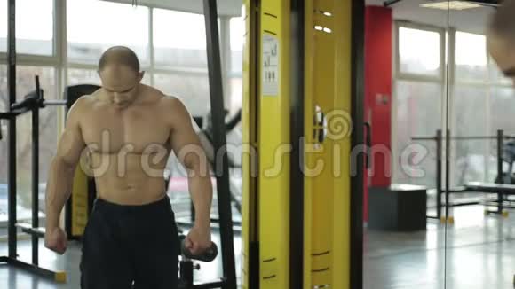 专业健美运动员肌肉发达在健身房锻炼视频的预览图