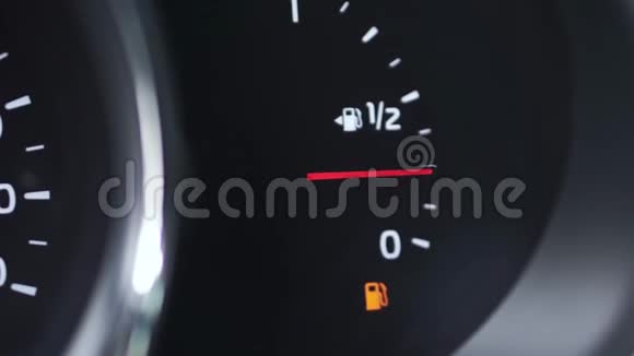 汽车仪表盘燃油表车内汽油过满剪辑汽油传感器视频的预览图