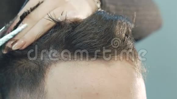 女理发师在理发店剪男性头发慢慢地视频的预览图