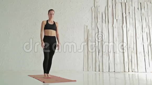 年轻的运动女性在健身室练习瑜伽平衡脚趾视频的预览图