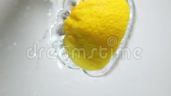 半个柠檬掉进水里视频的预览图