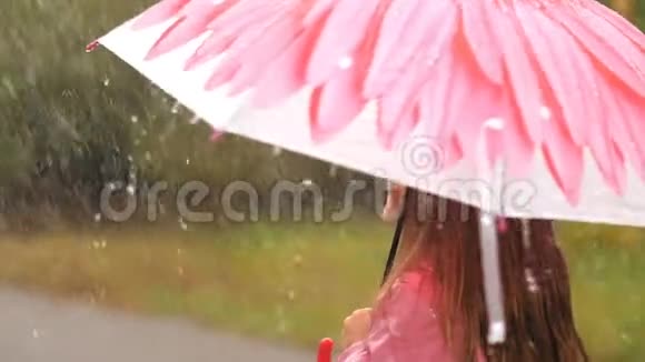 带着雨伞的快乐小女孩视频的预览图