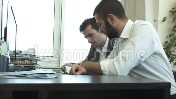 两个商人在办公室讨论一项发展计划视频的预览图