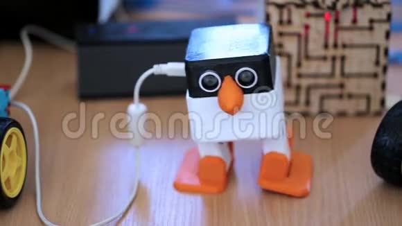 小跳舞的机器人企鹅视频的预览图