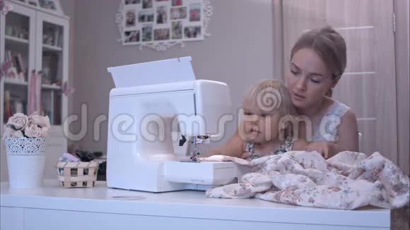 妈妈教她的宝贝女儿如何使用缝纫机视频的预览图