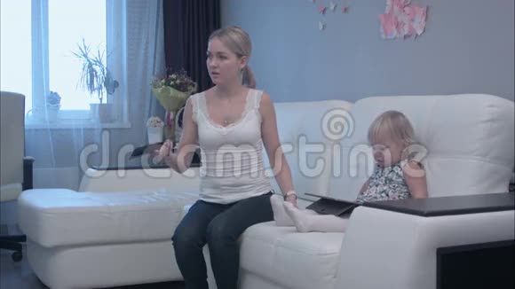 母亲给女儿提供看电视来分散她的注意力视频的预览图