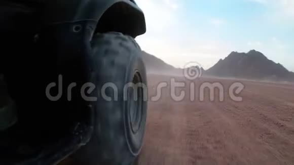 在埃及沙漠驾驶ATV越野车的极端视野视频的预览图