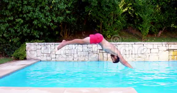 英俊的男人跌在游泳池上视频的预览图