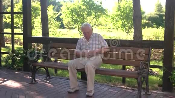 老年人吃药视频的预览图
