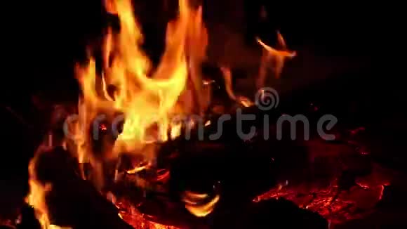 营地火灾特写镜头夜间大火视频的预览图