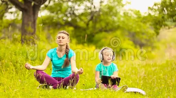妈妈和女儿吃冥想视频的预览图