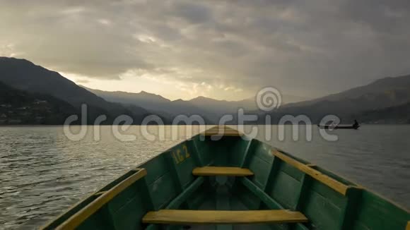 一艘船在日落湖里游泳视频的预览图