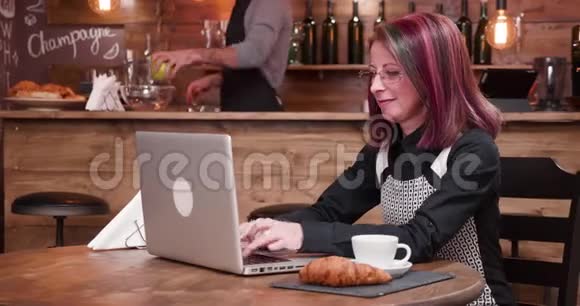 在老式时尚酒吧或咖啡店工作笔记本电脑视频的预览图