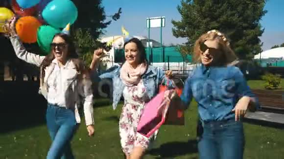 三个朋友跑去给生日女孩送礼物视频的预览图