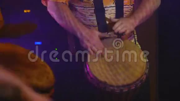 鼓手在舞台上表演视频的预览图